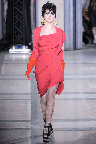 Vestido rojo escote asimetrico Vivienne Westwood